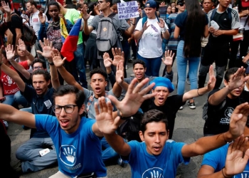 Los estudiantes de Venezuela llevaron sus peticiones a las Fuerzas Armadas del país