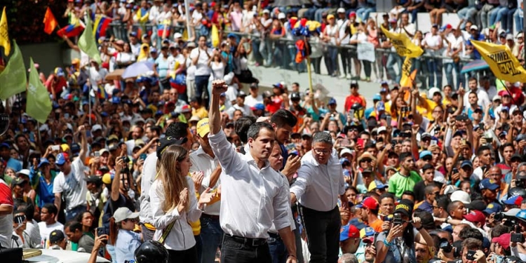 El presidente interino, Juan Guaidó, invitó a los venezolanos a una lucha permanente en las calles