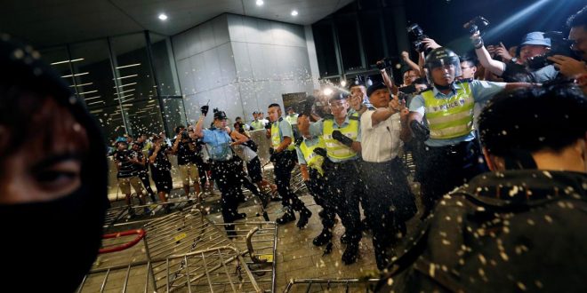 En Hong Kong este sábado se intensificaron los enfrentamientos entre manifestantes y la policía.