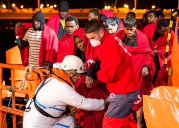 Miembros de la Cruz Roja atendieron a los migrantes en el puerto de Melilla