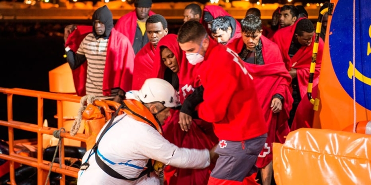 Miembros de la Cruz Roja atendieron a los migrantes en el puerto de Melilla