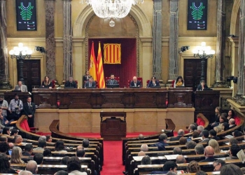 En la mañana de este viernes, los diputados secesionistas adelantaron la votación de la moción de la CUP sobre la autodeterminación, recurrida por el Ejecutivo del presidente en funciones, Pedro Sánchez/@parlamentcat