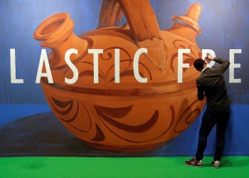El artista Jonatan Carranza Sojo hace un mural con la escritura "Plastic Free" (libre de plástico) durante la conferencia sobre cambio climático de la ONU (COP25) en Madrid, 3 de diciembre de 2019.