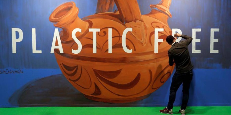 El artista Jonatan Carranza Sojo hace un mural con la escritura "Plastic Free" (libre de plástico) durante la conferencia sobre cambio climático de la ONU (COP25) en Madrid, 3 de diciembre de 2019.