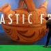 El artista Jonatan Carranza Sojo hace un mural con la escritura "Plastic Free" (libre de plástico) durante la conferencia sobre cambio climático de la ONU (COP25) en Madrid, 3 de diciembre de 2019.