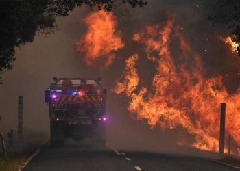 Un camión de bomberos cerca de un incendio forestal en Nana Glen, cerca de Coffs Harbour, Australia. 12 de noviembre de 2019.