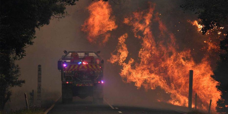 Un camión de bomberos cerca de un incendio forestal en Nana Glen, cerca de Coffs Harbour, Australia. 12 de noviembre de 2019.