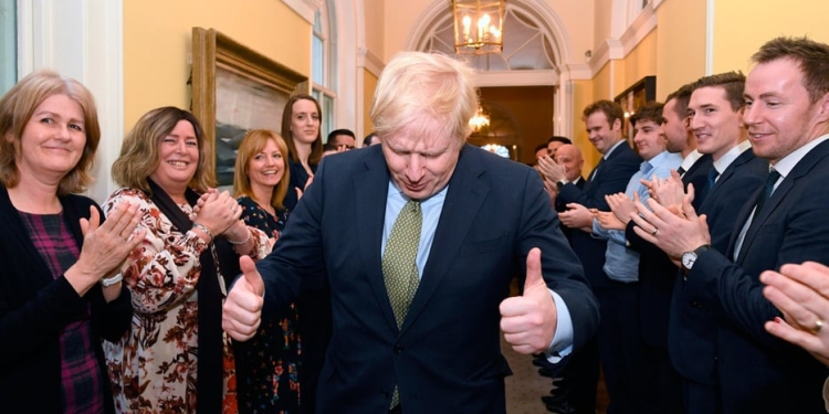 Boris Johnson fue recibido con aplausos en 10 Downing Street tras su victoria