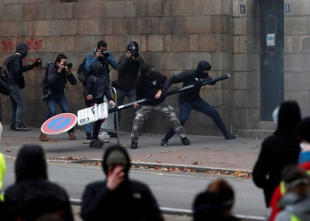 Las protestas violentas por el primer aniversario de los chalecos amarillos se repitieron en distintas ciudades de Francia