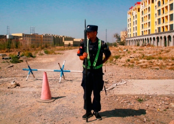 Oficial de policía chino en lo que oficialmente se llama un centro de educación vocacional en Yining, en la Región Autónoma Uigur de Xinjiang