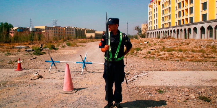 Oficial de policía chino en lo que oficialmente se llama un centro de educación vocacional en Yining, en la Región Autónoma Uigur de Xinjiang