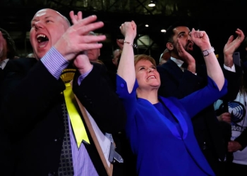 El SNP celebró su victoria. Nicola Sturgeon (derecha) se comprometió a llamar a un referéndum consultivo