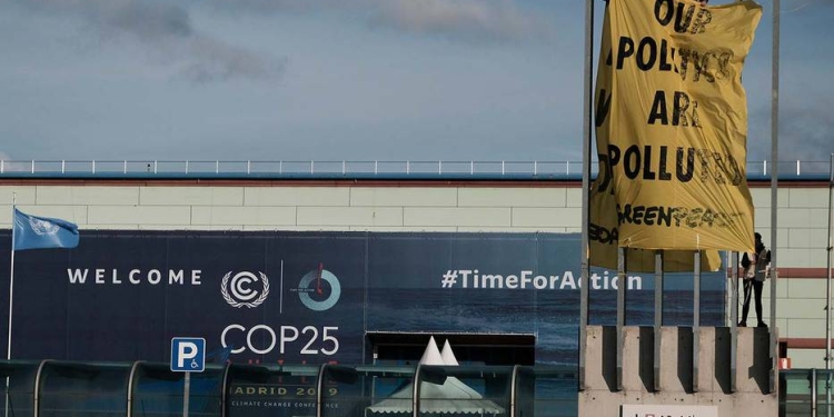 Greenpeace despliega su protesta en la recta final de la COP25: “El clima no es un negocio”