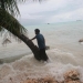 Residente local se apoya contra una palmera mientras las altas olas causadas por las 'Mareas del Rey' entran en la propiedad de su familia, Betio Villge, Isla Tarawa, Kiribati, Océano Pacífico.