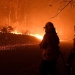 Bomberos de Sidney tratan de contener el fuego en zonas montañosas de la ciudad/ Reuters