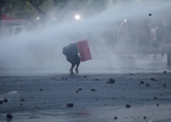 La policía logró dispersar a los manifestantes que se dirigían al Palacio de Gobierno, en su mayoría jóvenes, con lacrimógenas y chorros de agua.