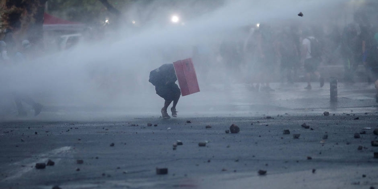 La policía logró dispersar a los manifestantes que se dirigían al Palacio de Gobierno, en su mayoría jóvenes, con lacrimógenas y chorros de agua.