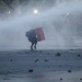 La policía logró dispersar a los manifestantes que se dirigían al Palacio de Gobierno, en su mayoría jóvenes, con lacrimógenas y chorros de agua.