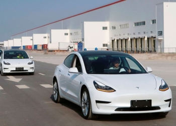 Los 'Model 3' ya salen de la fábrica de Tesla en Shanghái