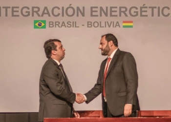 El presidente de YPFB, Herland Soliz, y el Gerente General de Gas y Energía de Petrobras, João Marcello Rangel Barreto, suscribieron el acuerdo de transición