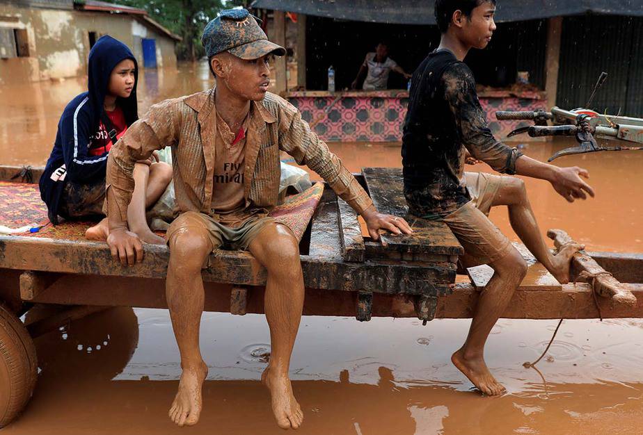 Muchachos viajan en un vehículo durante la inundación tras el derrumbe de la represa hidroeléctrica Xepian-Xe Nam Noy en la provincia de Attapeu, Laos. Foto tomada el 26 de julio de 2018 por Soe Zeya Tun.