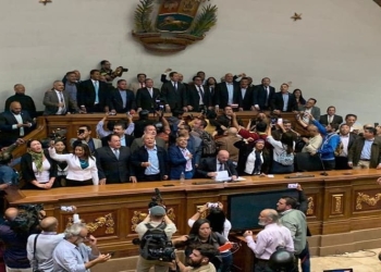 Guaidó se juramentó de nuevo dentro de la sede de la AN