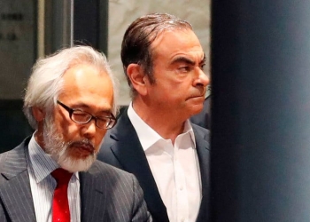 Ghosn (derecha) y su abogado en Tokio, Japón