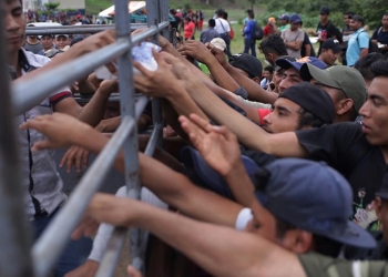 Migrantes centroamericanos, principalmente de Honduras, reciben apoyo en uno de los puestos fronterizos de Guatemala con México
