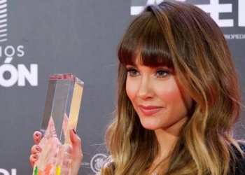 Aitana posa con su premio Odeón a Artista Revelación (Facebook Aitana)