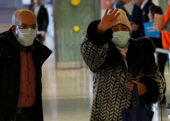 Turistas de Marruecos usan máscaras para evitar contraer coronavirus en el aeropuerto de Málaga-Costa del Sol, en Málaga. 29 de enero de 2020