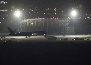 El avión con destino a Toronto pasó largas horas en el aire a la espera de aterrizar