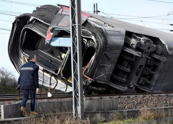 El tren quedó tendido de costado mientras los bomberos y la Policía realizan búsquedas y rescates