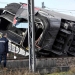 El tren quedó tendido de costado mientras los bomberos y la Policía realizan búsquedas y rescates