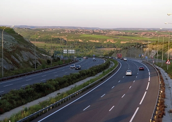 Autopista M45 de Madrid. Gestionada por Globalvia, en la que se ha incorporado tecnología inteligente para mejorar la seguridad y preparar el camino al coche autónomo.