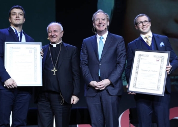Monseñor Vincenzo Paglia junto a los representantes de IBM y Microsoft presentaron la carta ética