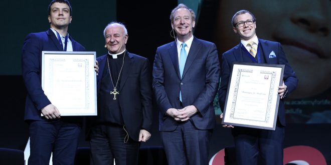 Monseñor Vincenzo Paglia junto a los representantes de IBM y Microsoft presentaron la carta ética