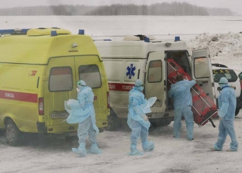 Personal médico prepara equipos para recibir a los pasajeros de un avión militar, que evacuó a ciudadanos de Rusia y países exsoviéticos de la provincia china de Wuhan, en el aeropuerto internacional de Roshchino afuera Tyumen, Rusia. 5 de febrero de 2020