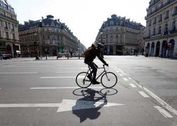 Un ciclista en las cercanías del Palacio de la Ópera, en parís, el 27 de marzo