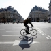 Un ciclista en las cercanías del Palacio de la Ópera, en parís, el 27 de marzo