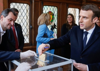 El presidente Emmanuel Macron ejerció su derecho al voto en las elecciones en Francia, en un día en máximo alerta por el coronavirus