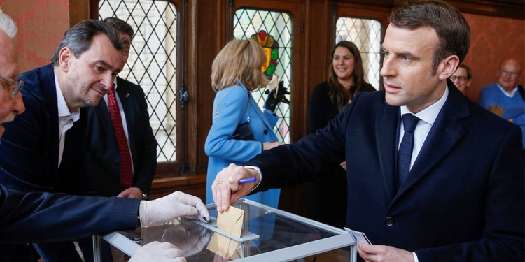 El presidente Emmanuel Macron ejerció su derecho al voto en las elecciones en Francia, en un día en máximo alerta por el coronavirus