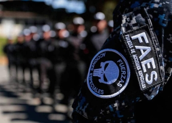 Los uniformes negros, el color de la muerte y el luto, llevan como insignia una calavera