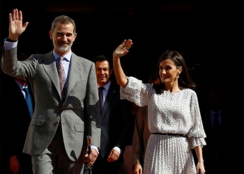 El Rey Felipe VI y la Reina Letizia durante una visita a Almonte, en el sureste de España