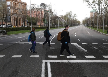 Vista general muestra una calle casi desierta del Paseo de la Castellana durante el brote de coronavirus (COVID-19) en Madrid.24 de marzo de 2020