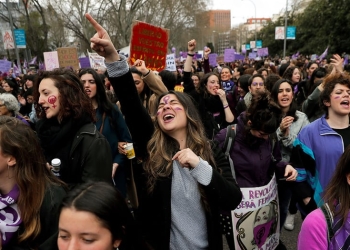 Lo que debió ser el día en que todas las mujeres caminan juntas en una misma dirección no lo fue tanto. Las diferencias se hacían más evidentes en temas como el debate sobre la abolición o no de la prostitución