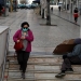 En la esquina de Rossio, en Lisboa, una mujer con mascarilla para evitar la propagación del COVID-19 entra a la estación del metro, el 19 de marzo