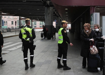 Miembros de la Unidad de Emergencia Militar en la estación de tren de Atocha