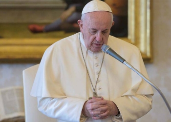 El Papa Francisco lidera rezo mundial contra el COVID-19