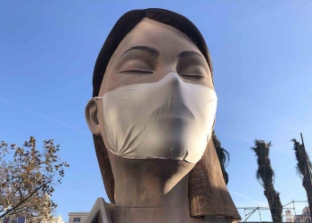 Remate de la falla municipal de Valencia, a la que esta mañana los artistas Manolo Martín y José Ramón Espuig le han colocado una mascarilla. Foto: Patricia Arias.