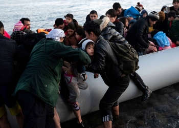 Miles de refugiados sirios insisten en llegar a Grecia